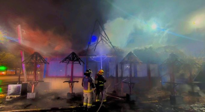 Incendio en restaurante “La Palapita” moviliza a cuerpos de emergencia en Cancún