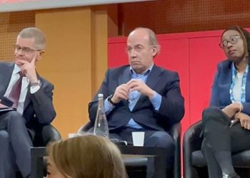 Interrupción durante conferencia de Felipe Calderón en Francia genera debate en panel académico