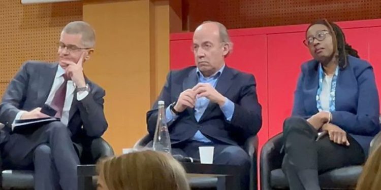 Interrupción durante conferencia de Felipe Calderón en Francia genera debate en panel académico