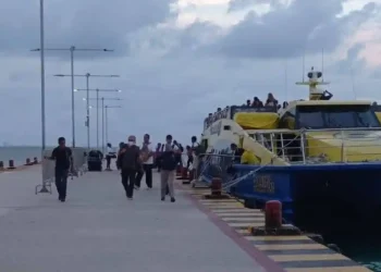 Oleaje provoca suspensión de operaciones marítimas entre Playa del Carmen y Cozumel y afecta movilidad turística