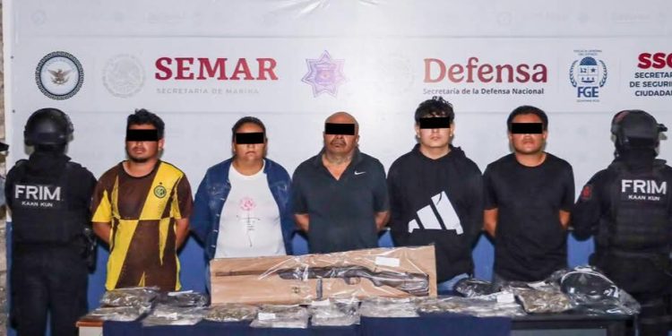 FGE detiene a siete en Cancún por narcomenudeo y robo de autos