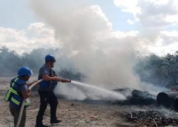 Bomberos evitan tragedia en Xul-Ha tras incendio en predio de Othón P. Blanco