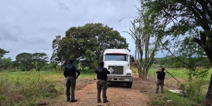 Cateo en Tumbulushal deja aseguramiento de pipa, toma clandestina y terreno relacionado con hidrocarburos