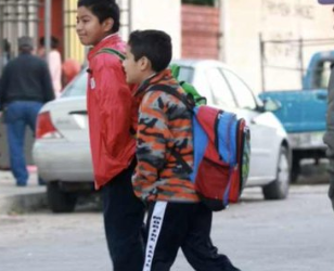 Padres de familia solicitan ajustes a horarios escolares por bajas temperaturas y piden respuesta de la SEQ