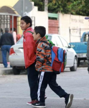 Padres de familia solicitan ajustes a horarios escolares por bajas temperaturas y piden respuesta de la SEQ