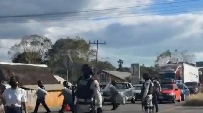 Desactivan bloqueo en la carretera federal 307; reportan 20 detenidos y un policía lesionado