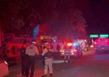 Volcadura de tractocamión en Felipe Carrillo Puerto deja dos personas lesionadas