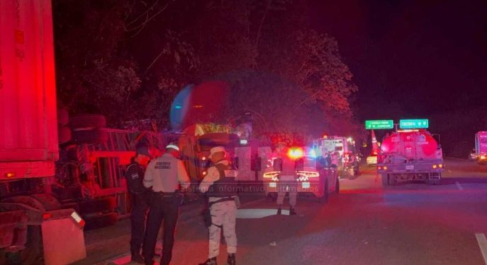 Volcadura de tractocamión en Felipe Carrillo Puerto deja dos personas lesionadas