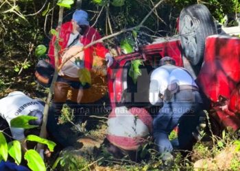 Mujer es rescatada tras permanecer atrapada toda la madrugada en vehículo volcado en José María Morelos–Polyuc