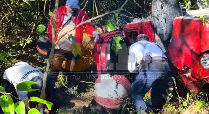 Mujer es rescatada tras permanecer atrapada toda la madrugada en vehículo volcado en José María Morelos–Polyuc