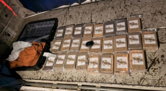 Aseguran presunta cocaína en el Aeropuerto Internacional de Cancún; hay un detenido