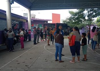 Padres de familia bloquean carretera en Nacajuca por fallas eléctricas en escuelas primarias