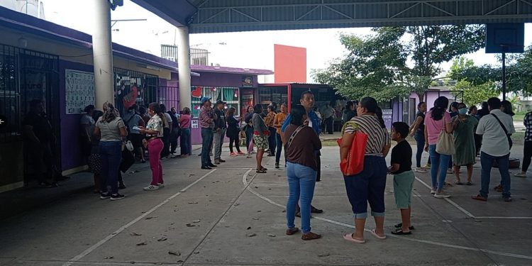 Padres de familia bloquean carretera en Nacajuca por fallas eléctricas en escuelas primarias