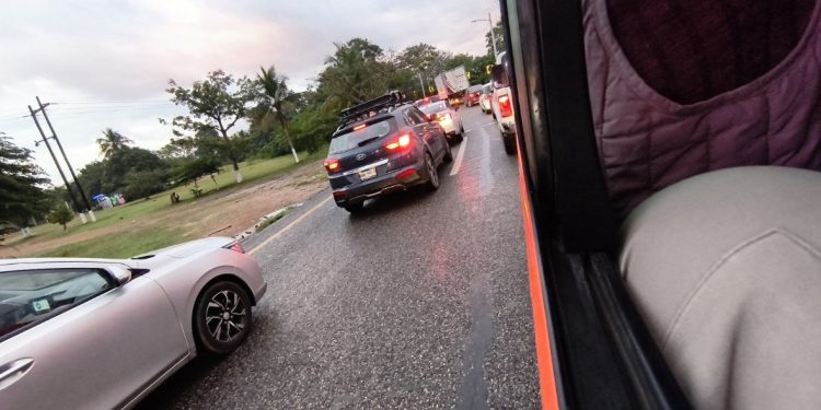 Accidente múltiple en la carretera Villahermosa–Teapa genera tránsito lento