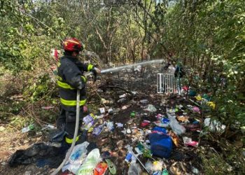 Incendio en refugio improvisado moviliza a bomberos frente a la colonia El Pedregal