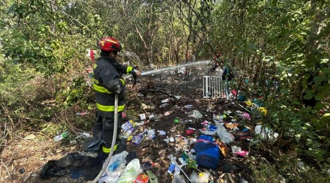 Incendio en refugio improvisado moviliza a bomberos frente a la colonia El Pedregal