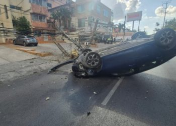 Volcadura de vehículo en Cancún provoca cierre parcial de avenida Kabah