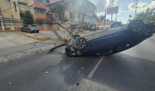 Volcadura de vehículo en Cancún provoca cierre parcial de avenida Kabah