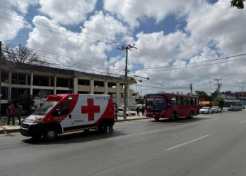 Chofer de la Ruta 2 muere presuntamente por infarto mientras conducía en Cancún