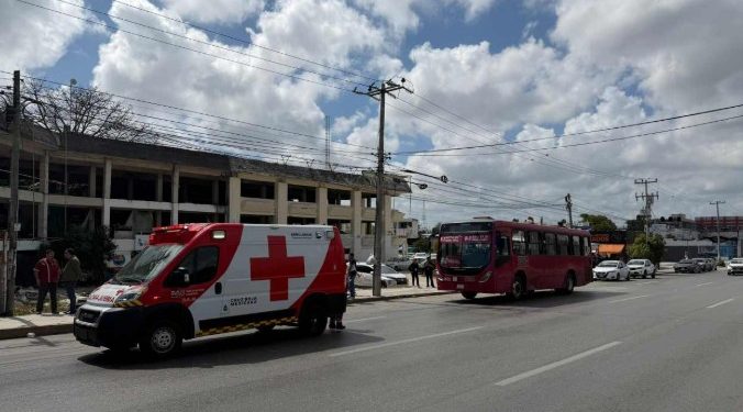 Chofer de la Ruta 2 muere presuntamente por infarto mientras conducía en Cancún