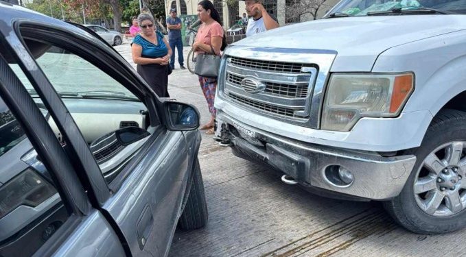Carambola en el centro de Chetumal deja daños materiales tras imprudencia al volante