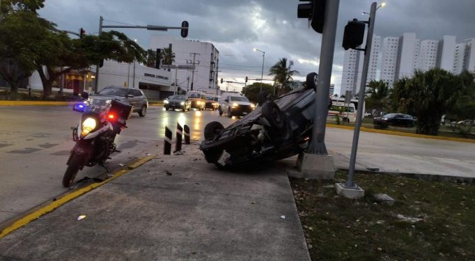 Aparatosa volcadura en el centro de Cancún deja un lesionado