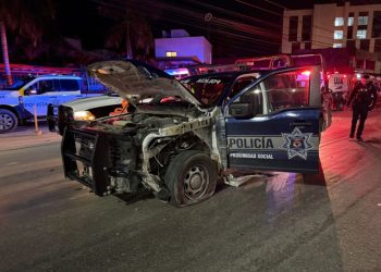 Aparatoso accidente en avenida Huayacán involucra patrulla y camioneta sin dejar lesionados