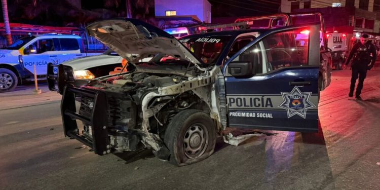 Aparatoso accidente en avenida Huayacán involucra patrulla y camioneta sin dejar lesionados