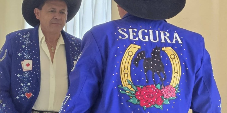 Excandidato afirma que le gustan los corridos de capos