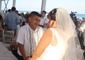 Bodas Colectivas Cancún: 357 Parejas en Playa Delfines