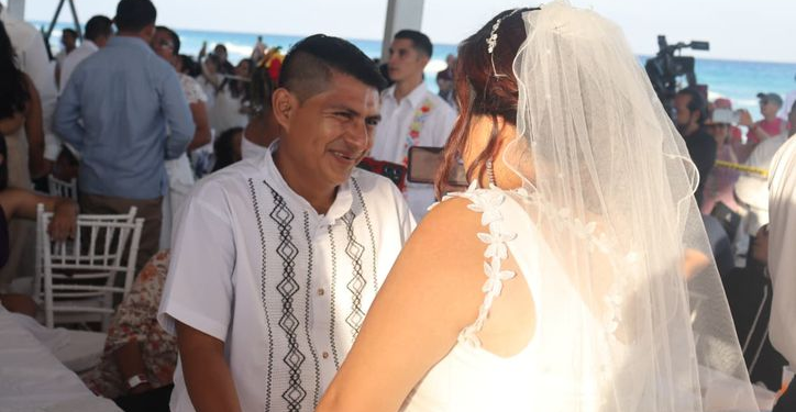 Bodas Colectivas Cancún: 357 Parejas en Playa Delfines