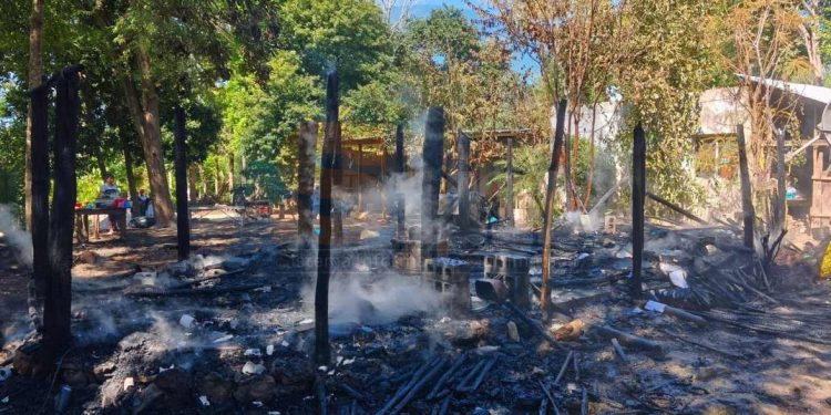Incendio consume vivienda rústica en el crucero de Polyuc y Chunhuhub