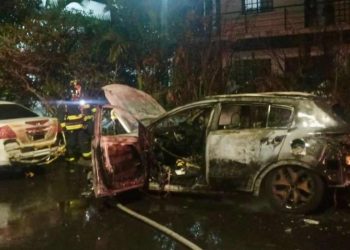 Incendio de automóvil Kia Sportage en Playa del Carmen deja daños materiales