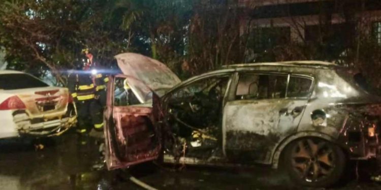 Incendio de automóvil Kia Sportage en Playa del Carmen deja daños materiales