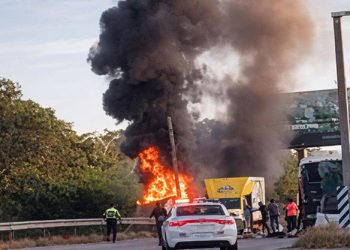 Muere conductor calcinado tras brutal choque en el tramo Chemuyil–Akumal