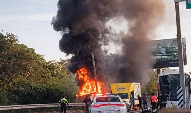 Muere conductor calcinado tras brutal choque en el tramo Chemuyil–Akumal