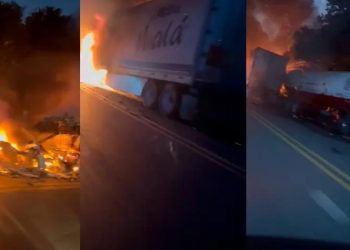 Choque frontal entre tráileres provoca incendio en la carretera Frontera–Ciudad del Carmen