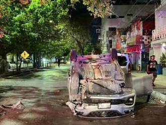 Automóvil vuelca tras impactarse contra un árbol en Playa del Carmen: lo que se sabe del accidente