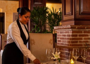 Mujeres concentran la mayoría de puestos de servicio en restaurantes, pero siguen siendo minoría en cargos directivos: la brecha que persiste en la industria gastronómica