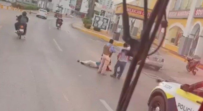 Mujer resulta lesionada tras accidente vehicular en la Zona Hotelera de Cancún