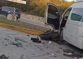 Accidente entre motocicleta y camioneta turística provoca movilización de emergencia en el Bulevar Playa del Carmen