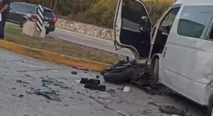 Accidente entre motocicleta y camioneta turística provoca movilización de emergencia en el Bulevar Playa del Carmen