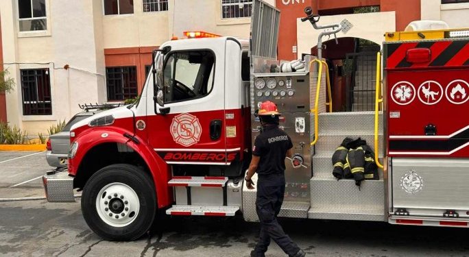 Incendio en departamento genera movilización de bomberos en Playa del Carmen