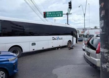 Autobús de transporte de personal atropella y arrastra a ciclista en la avenida López Portillo de Cancún