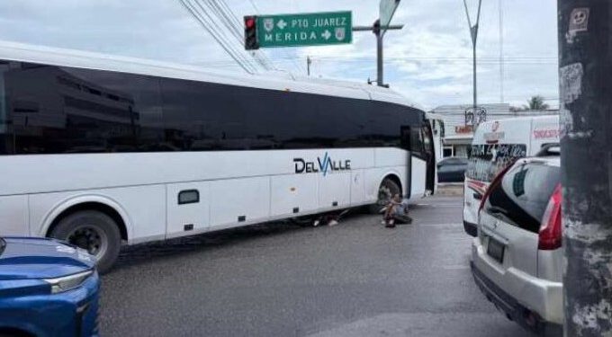 Autobús de transporte de personal atropella y arrastra a ciclista en la avenida López Portillo de Cancún