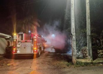 Quema de basura cerca de gasera moviliza a bomberos en la colonia Vicente Guerrero