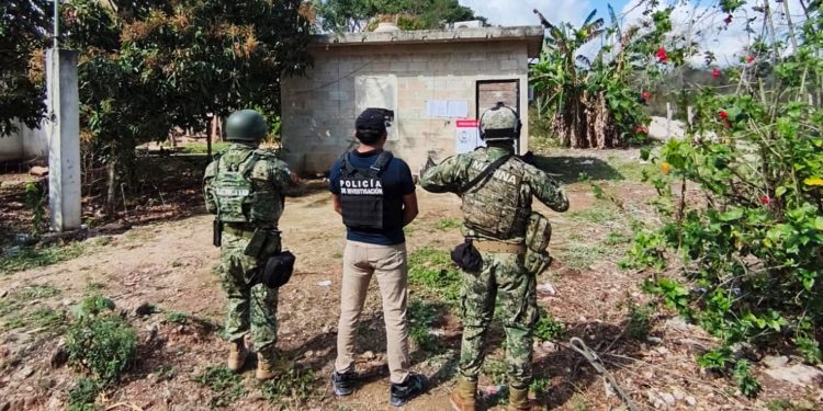 Aseguran drogas, armas y equipo táctico en cuatro cateos en Lázaro Cárdenas, Quintana Roo
