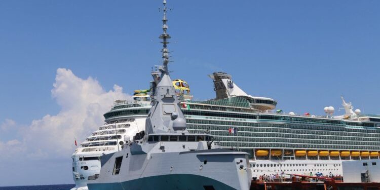 Fragata Amiral Ronarc'h atraca en Cozumel con alta tecnología