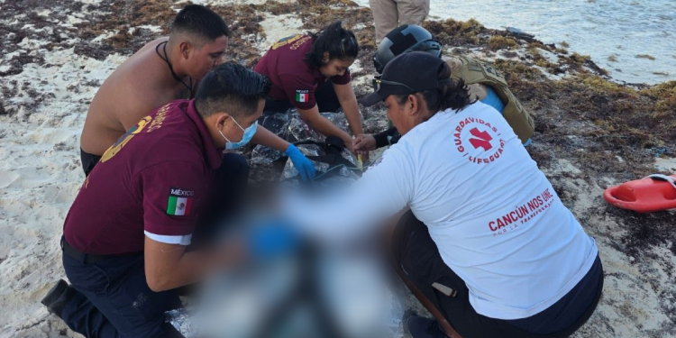 Rescate bañista corriente Cancún salva vida