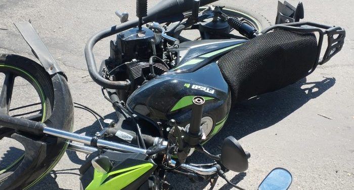 Pareja de motociclistas resulta lesionada en choque en Miraflores